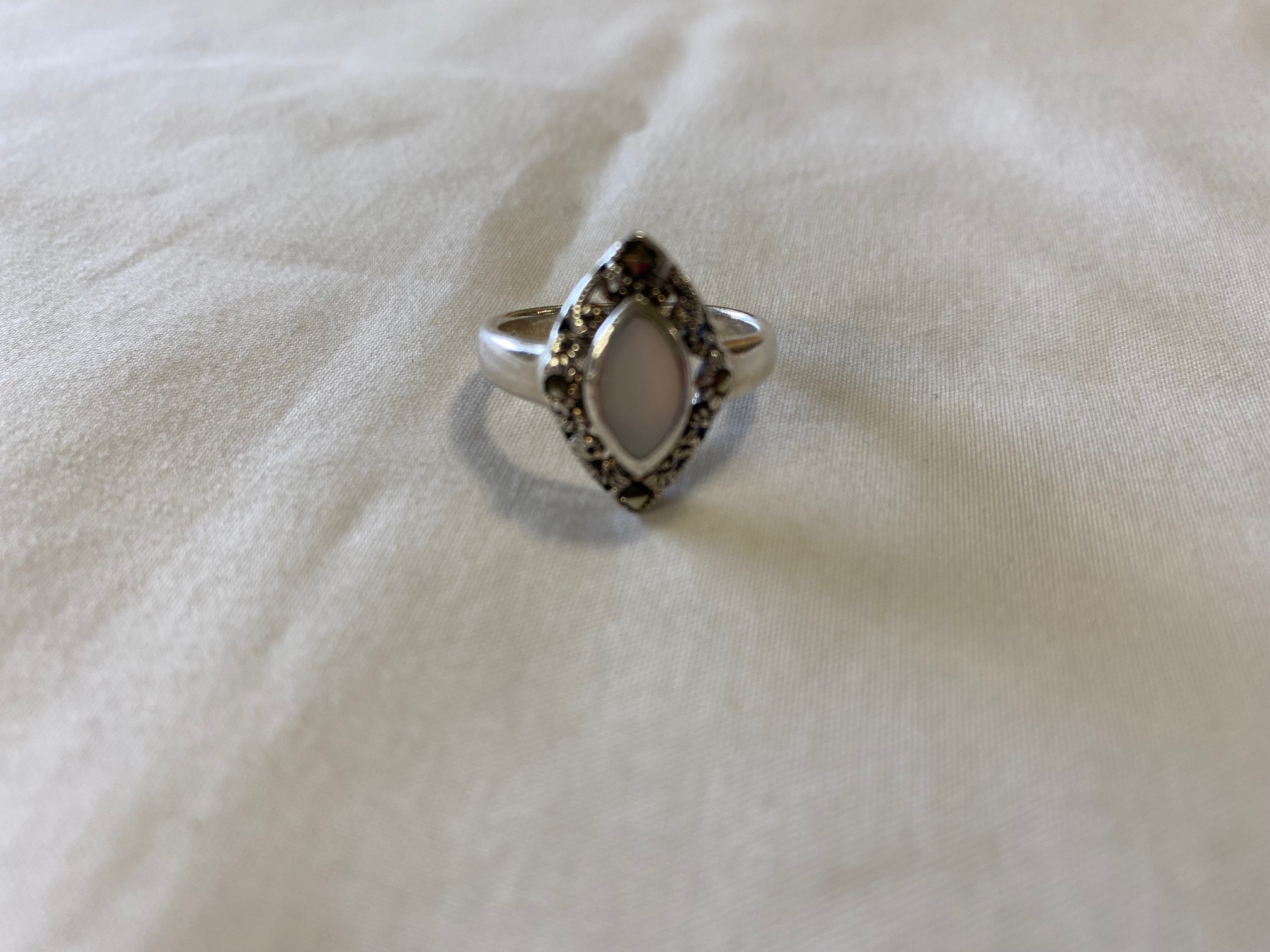 Sterling Silver Ring w/Mother Of Pearl Center